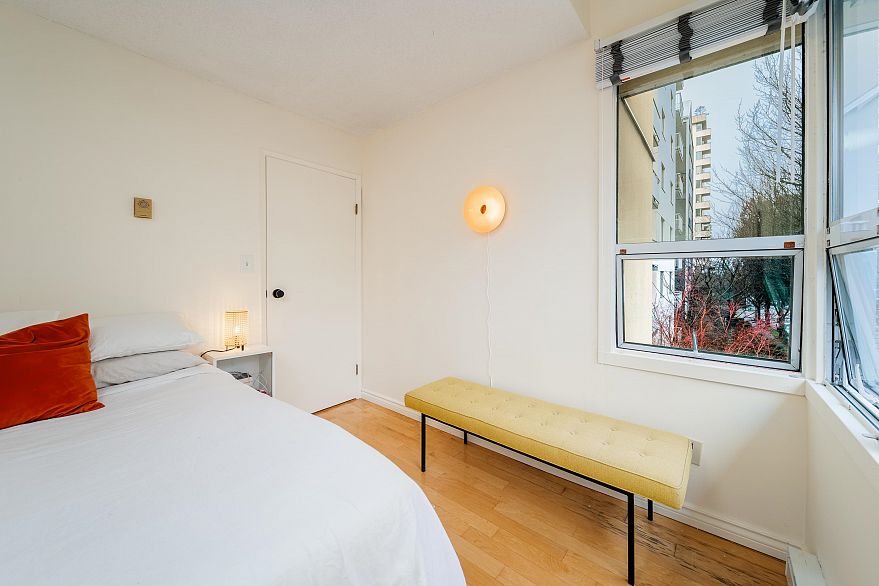 401 1406 Harwood Street