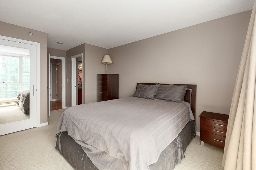 1305 120 Milross Avenue