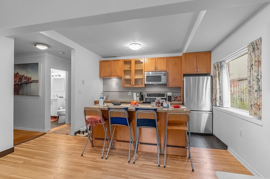 2 1879 Barclay Street