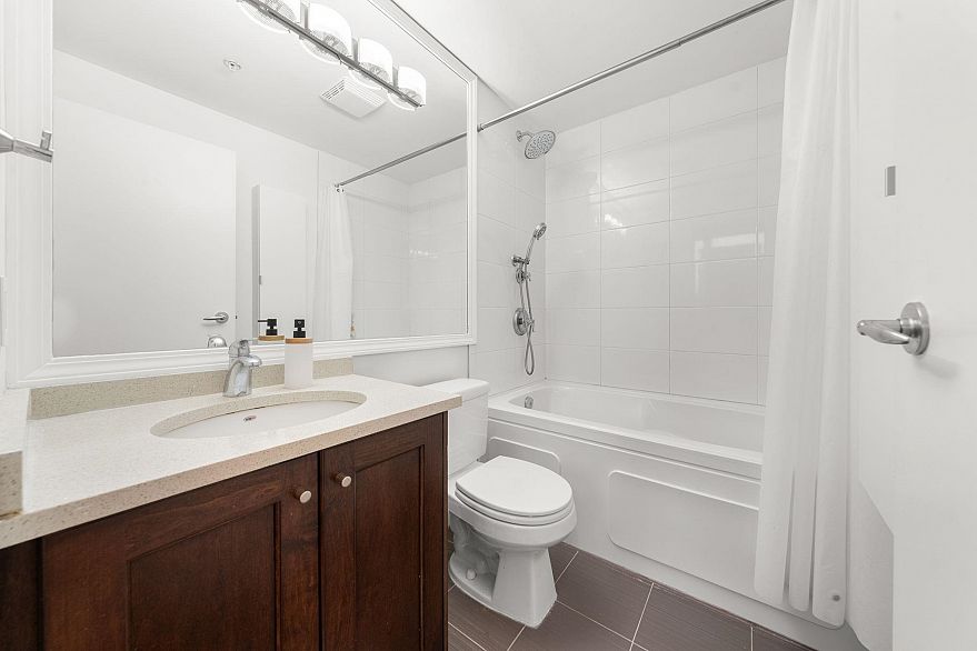 1805 928 Richards Street