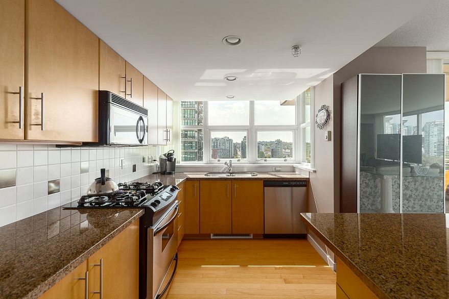 1305 120 Milross Avenue