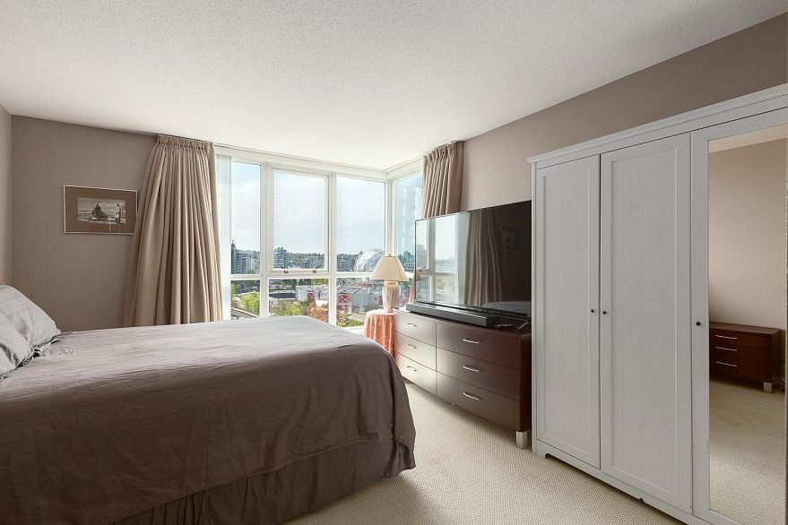 1305 120 Milross Avenue