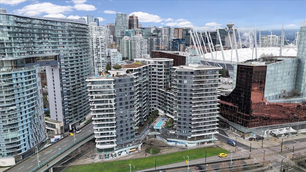 1609 68 Smithe Street