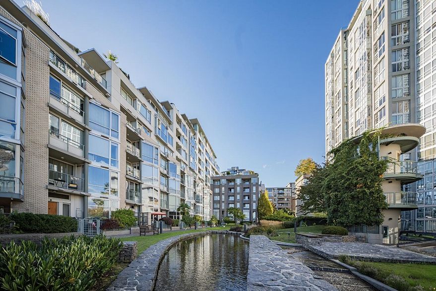 PH1003 1288 Marinaside Crescent