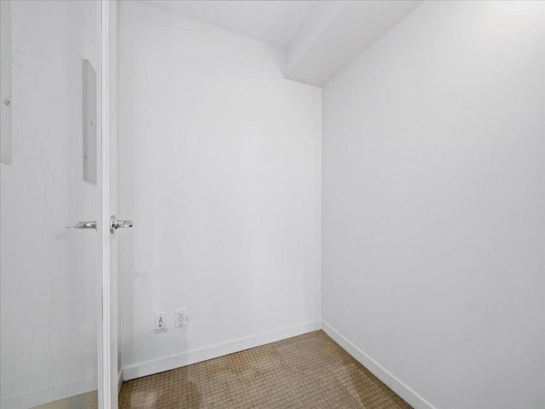 2807 610 Granville Street