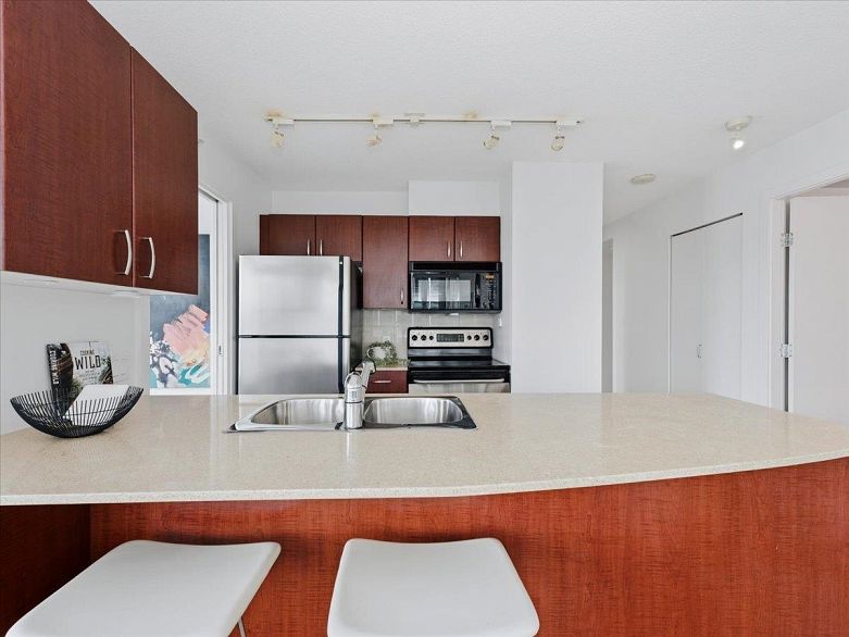 2807 610 Granville Street