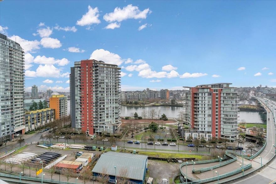 1609 68 Smithe Street