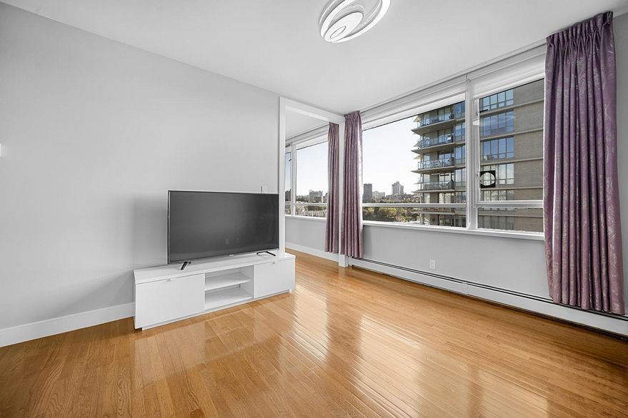 PH1003 1288 Marinaside Crescent