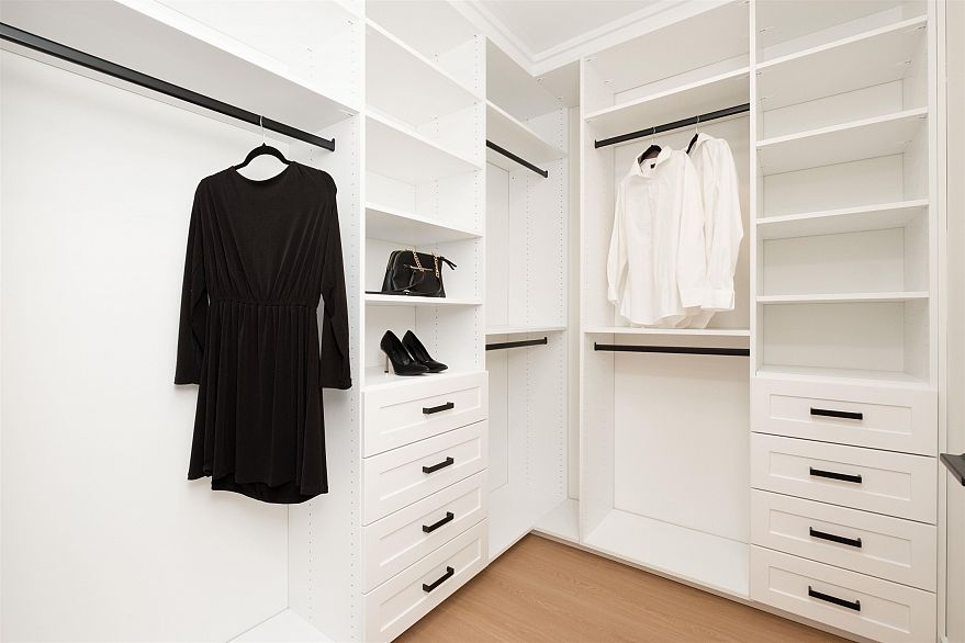 3 2667 E Pender Street