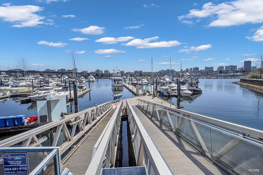 1707 1199 Marinaside Crescent