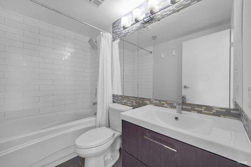 1707 1199 Marinaside Crescent