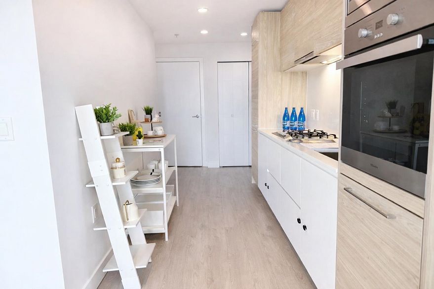 302 523 W King Edward Avenue