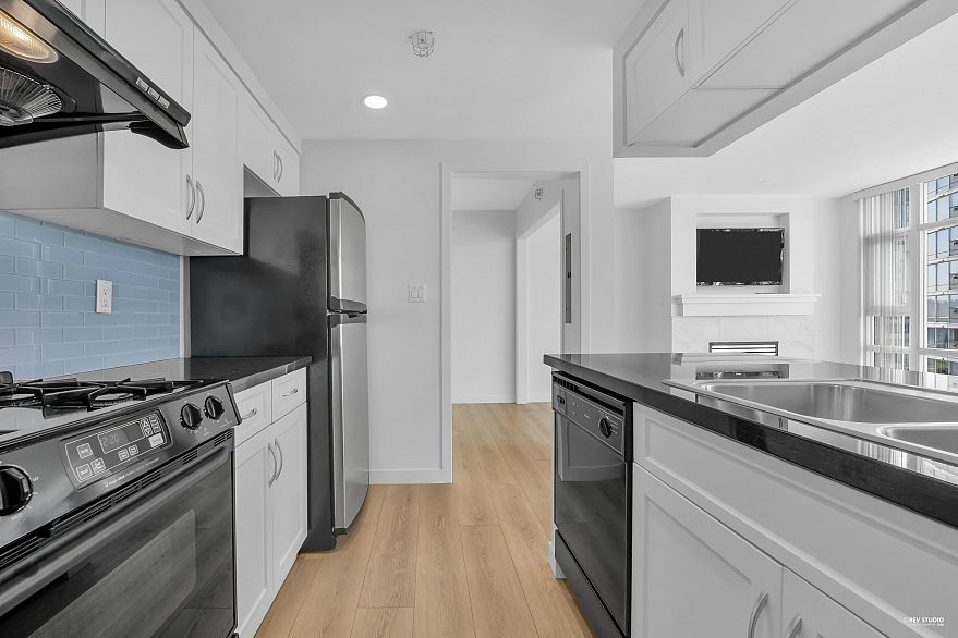 1707 1199 Marinaside Crescent