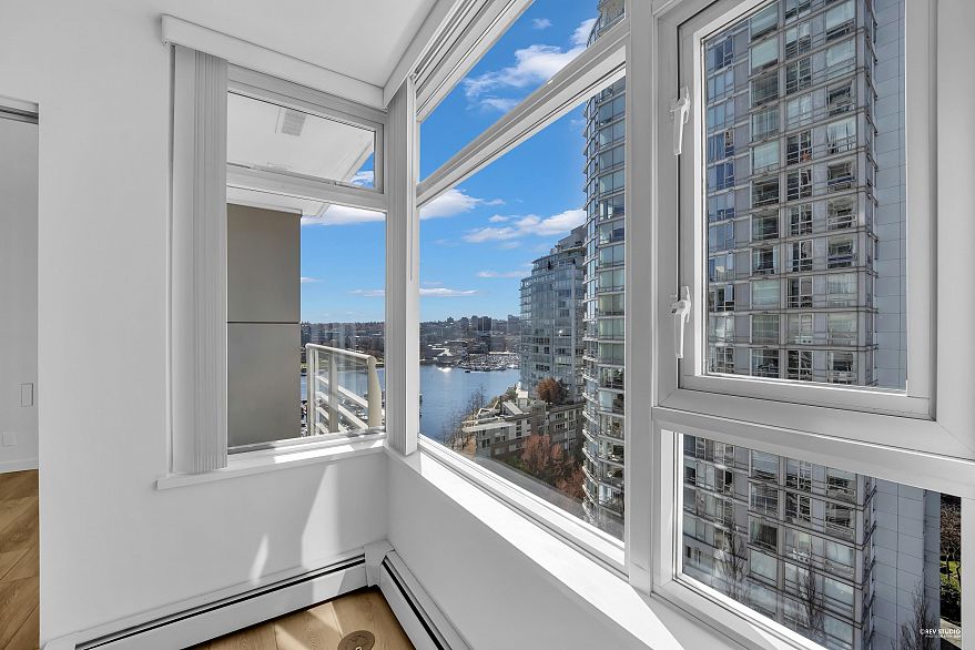 1707 1199 Marinaside Crescent