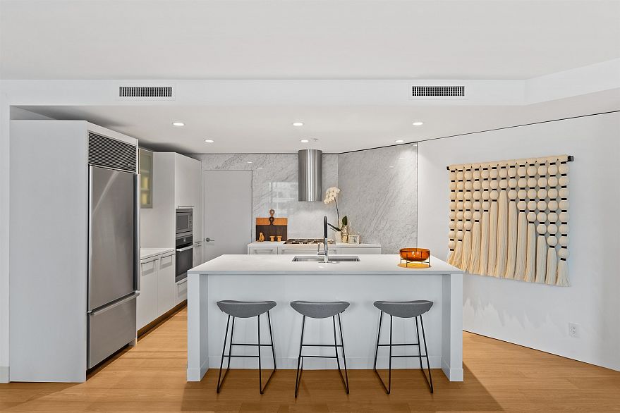 1701 1111 Alberni Street