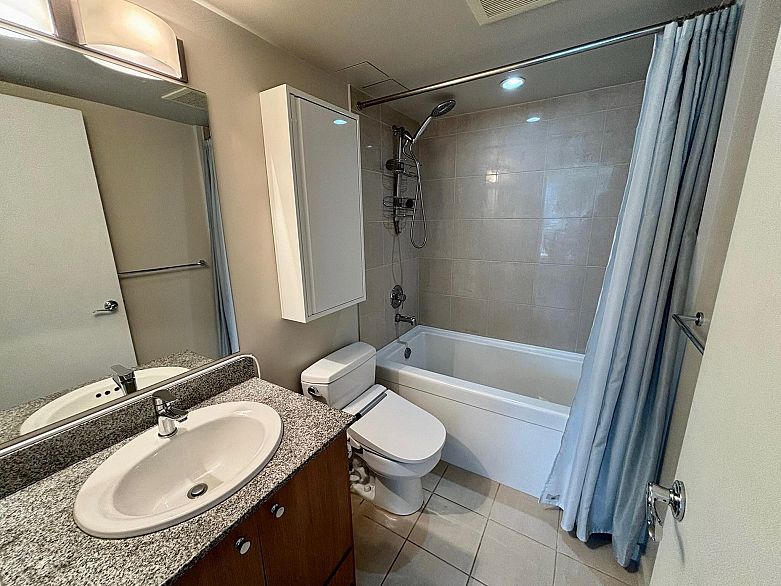 809 1212 Howe Street