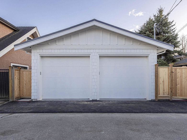 2 3919 W 18th Avenue