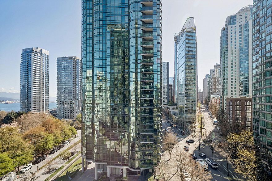 906 588 Broughton Street