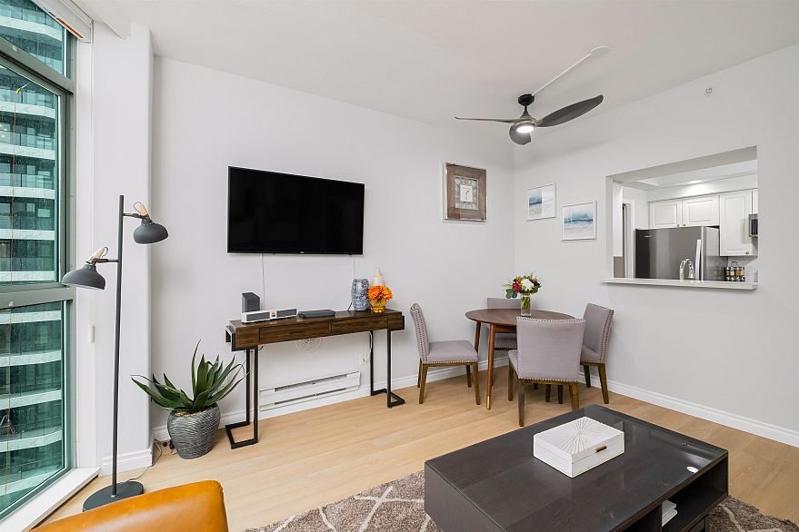 1105 1383 Howe Street