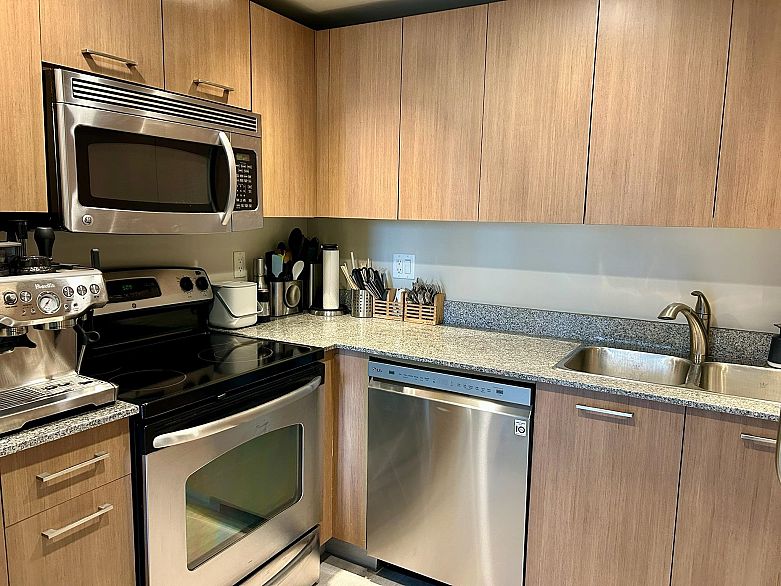 809 1212 Howe Street