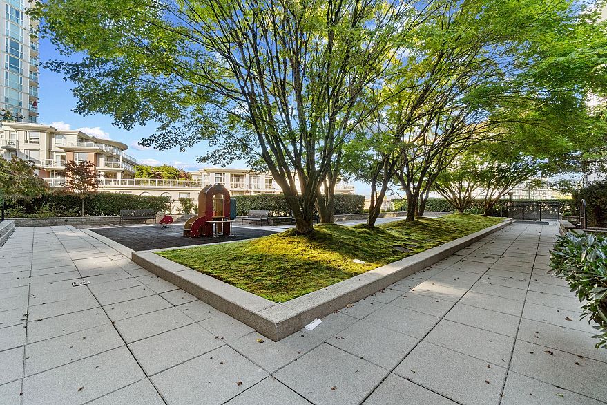 751 1483 E King Edward Avenue