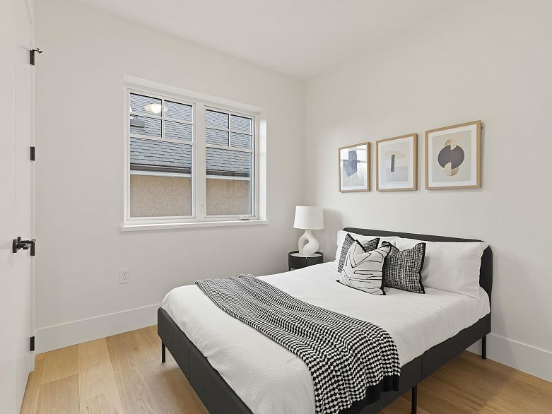 2 3919 W 18th Avenue