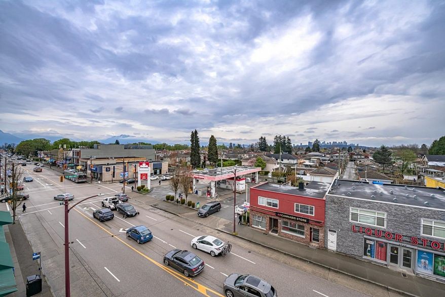 PH01 6555 Victoria Drive