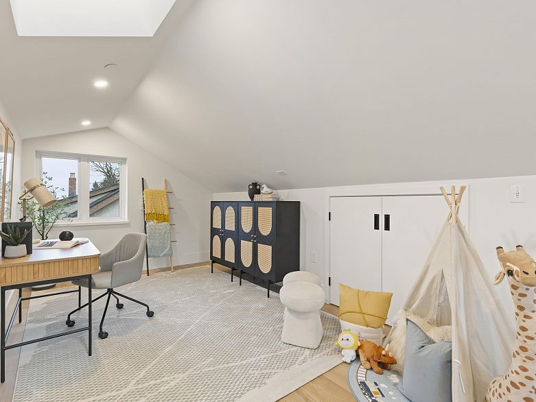 2 3919 W 18th Avenue