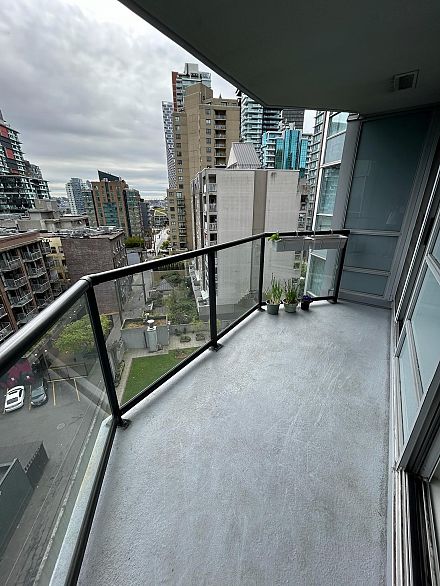 809 1212 Howe Street