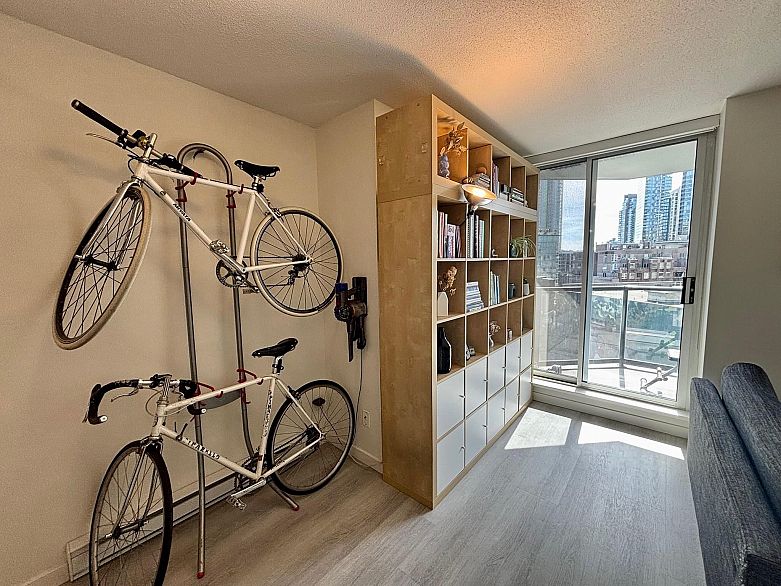 809 1212 Howe Street