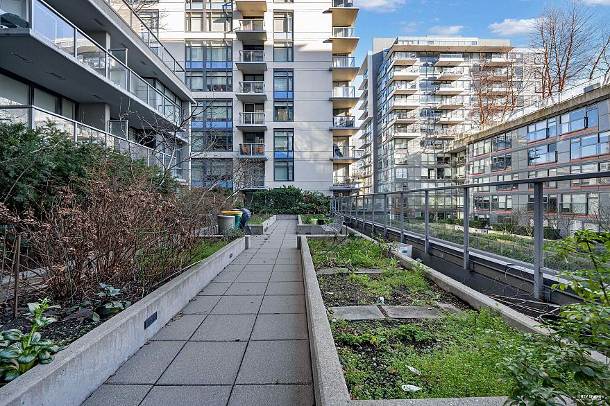 909 1708 Columbia Street