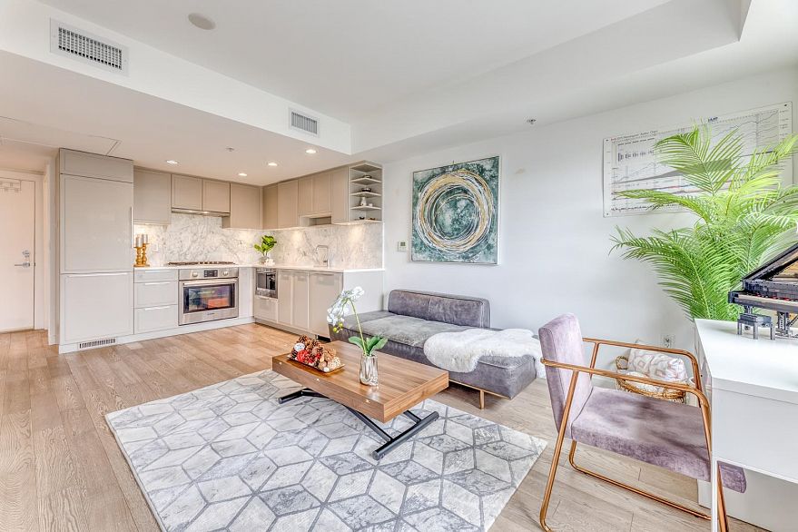 324 7828 Granville Street