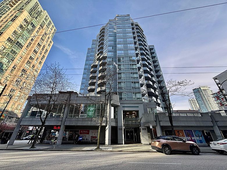 809 1212 Howe Street