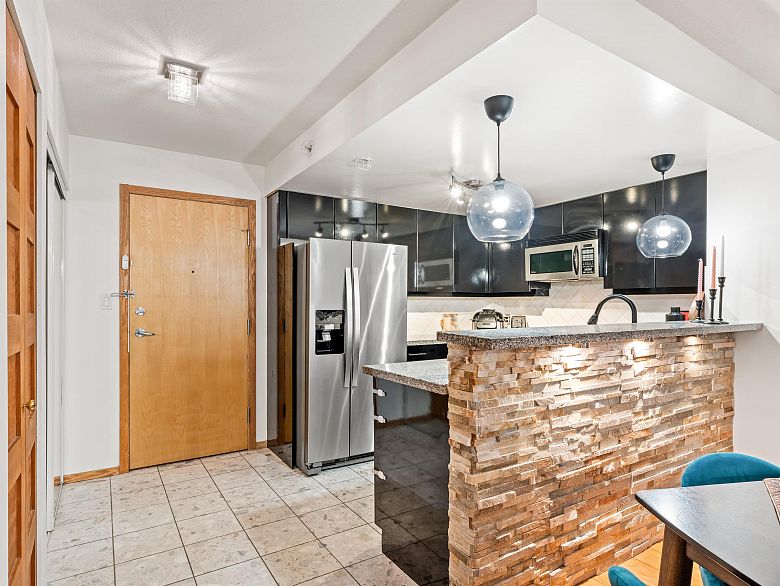 306 1328 W Pender Street