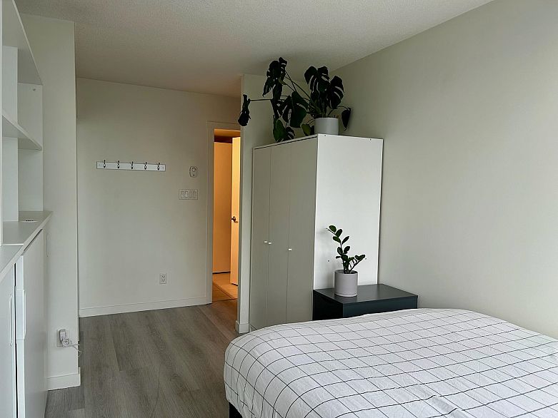 809 1212 Howe Street