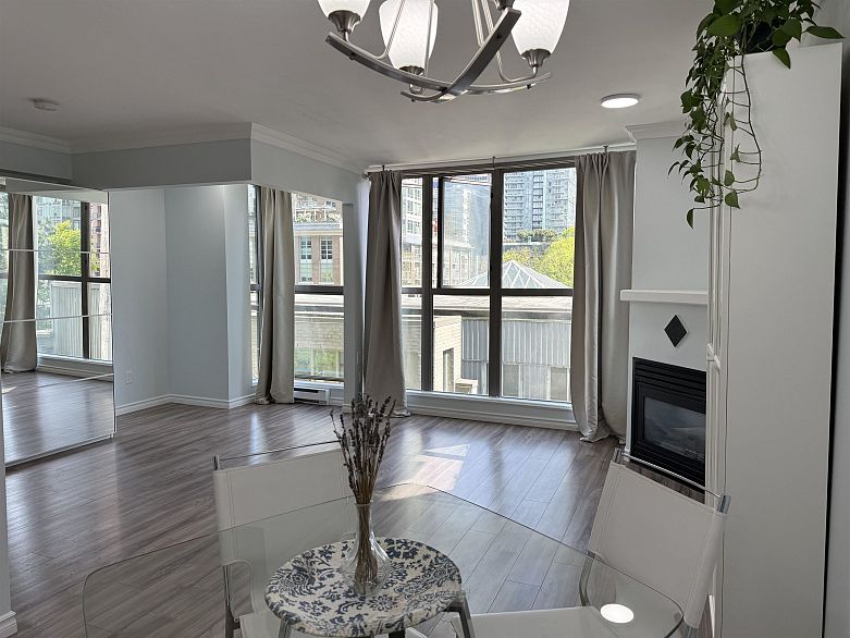 502 928 Richards Street