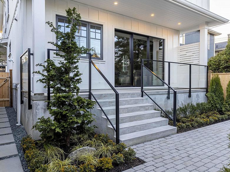 2 3919 W 18th Avenue