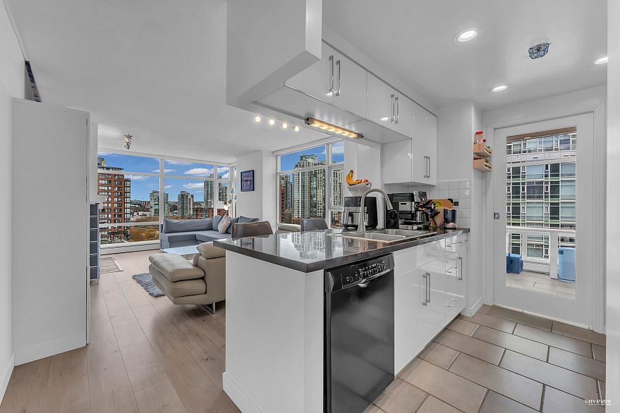 1506 1199 Marinaside Crescent