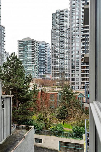 502 928 Richards Street