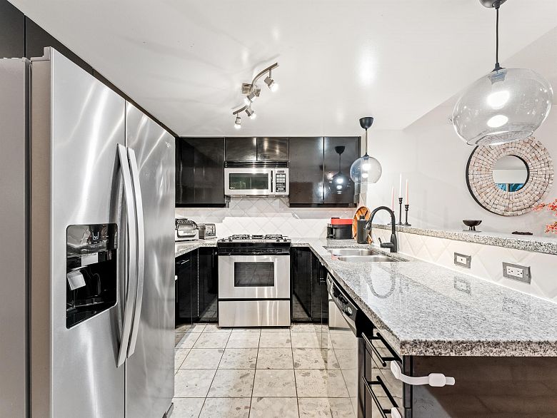 306 1328 W Pender Street