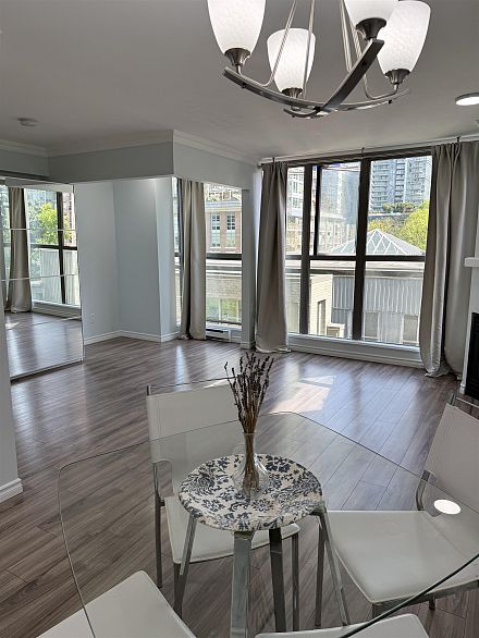 502 928 Richards Street