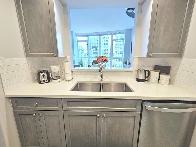 1105 1383 Howe Street