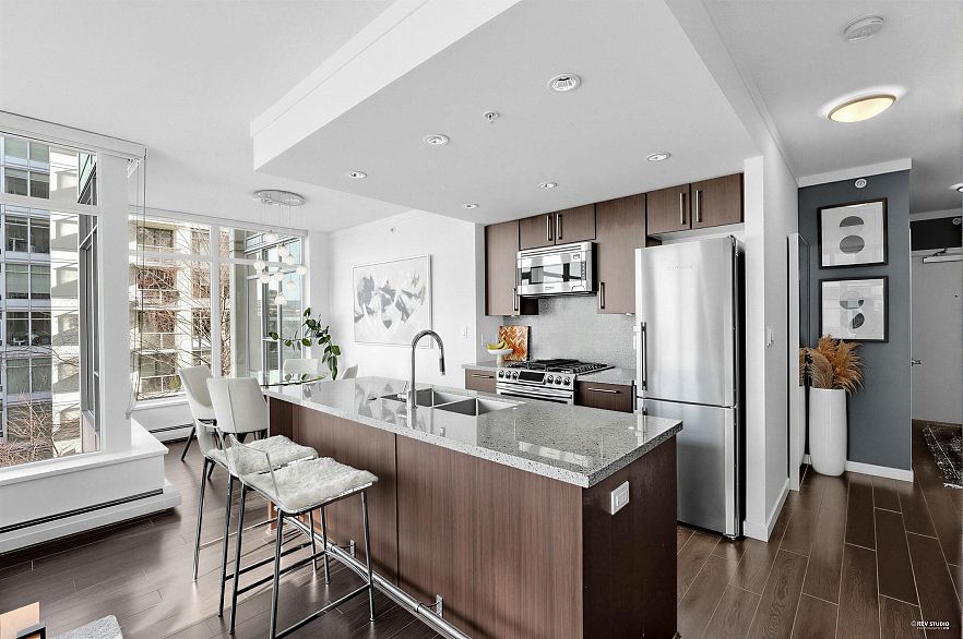 909 1708 Columbia Street