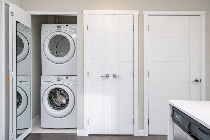 PH01 6555 Victoria Drive