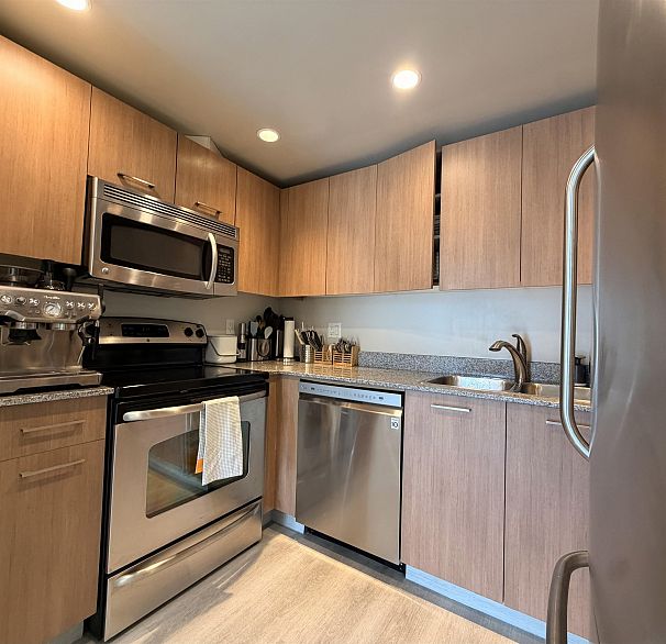 809 1212 Howe Street