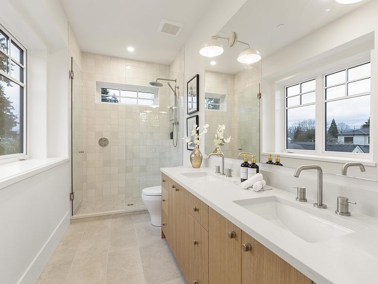 2 3919 W 18th Avenue