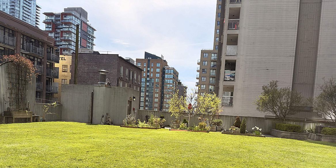 809 1212 Howe Street