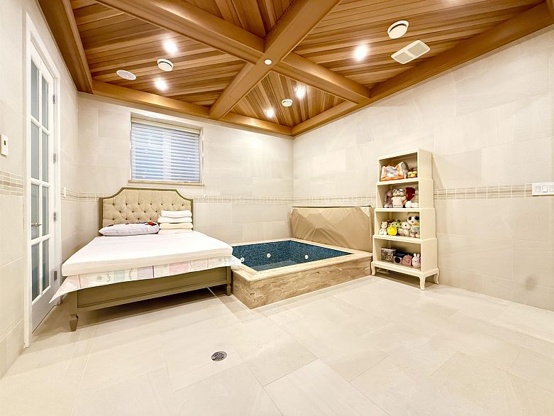 6011 Churchill Street