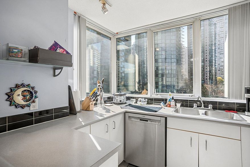 906 588 Broughton Street