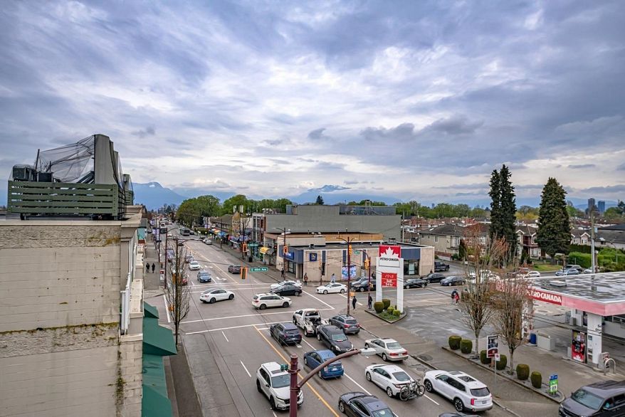 PH01 6555 Victoria Drive